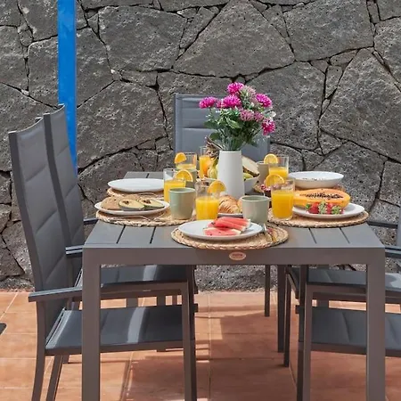 Hébergement de vacances Maria Del Mar 2 Minutes To Supermarkets, 10 Minutes To Marina Rubicon, Pool, High Speed Wifi *