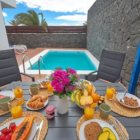 Hébergement de vacances Maria Del Mar 2 Minutes To Supermarkets, 10 Minutes To Marina Rubicon, Pool, High Speed Wifi