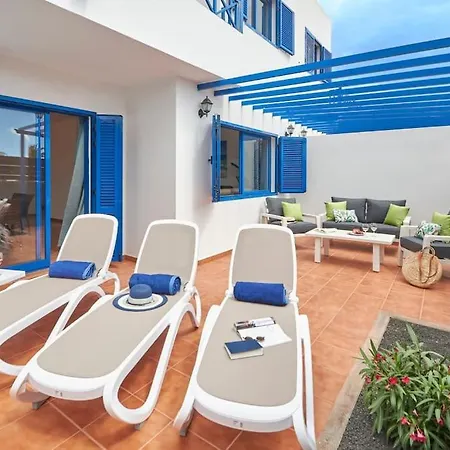 Hébergement de vacances Maria Del Mar 2 Minutes To Supermarkets, 10 Minutes To Marina Rubicon, Pool, High Speed Wifi
