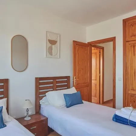 Maria Del Mar 2 Minutes To Supermarkets, 10 Minutes To Marina Rubicon, Pool, High Speed Wifi Holiday home *
