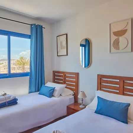 Casa vacanze Maria Del Mar 2 Minutes To Supermarkets, 10 Minutes To Marina Rubicon, Pool, High Speed Wifi *