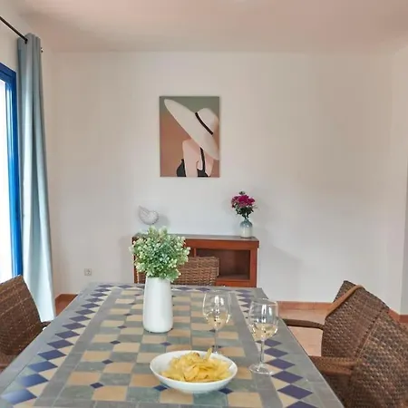Maria Del Mar 2 Minutes To Supermarkets, 10 Minutes To Marina Rubicon, Pool, High Speed Wifi Casa vacanze